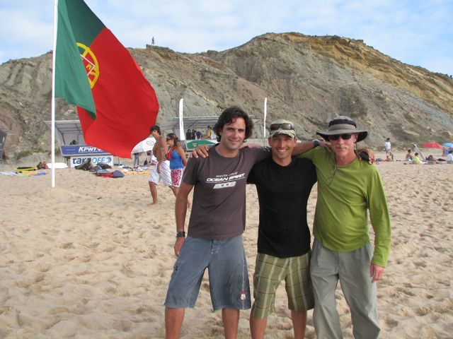 luissperussimg_6811 Luis Pedro, myself and Russ Buskirk posing in front of the Motherland's National flag.